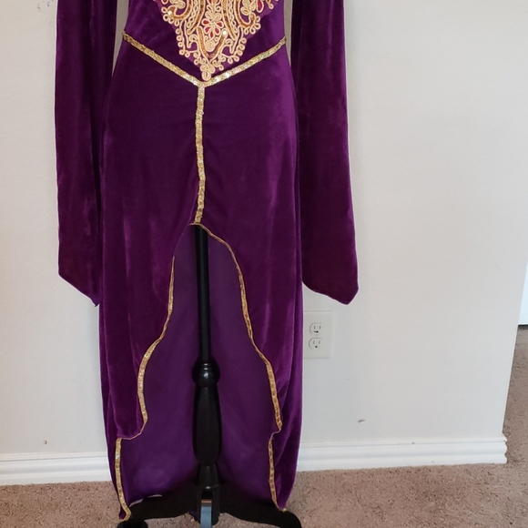 Halloween 🎃 Queen dress size small 👑 - Picture 3 of 9